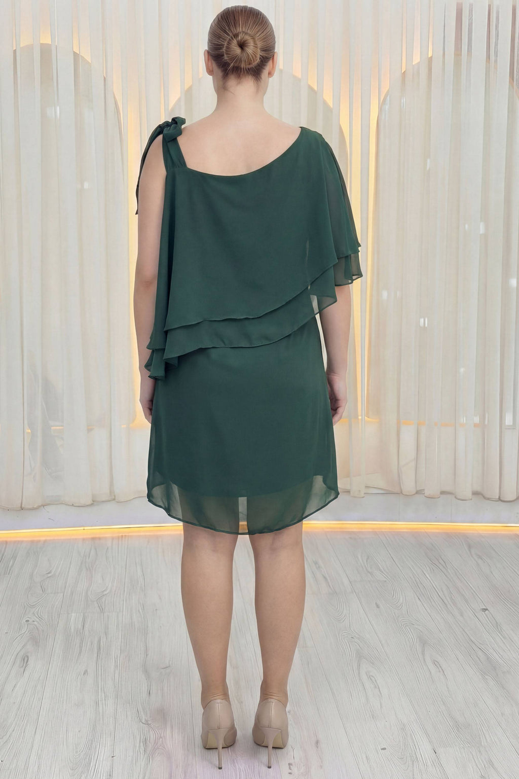 Arka büyük beden şifon tek omuz bağlama detaylı kısa davet elbisesi