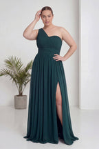 Eli belinde piliseli yeşil arka fermuarlı uzun yırtmaçlı abiye 