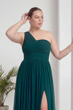 Uzun piliseli yeşil kadın büyük beden eli saçında özel gün abiye 