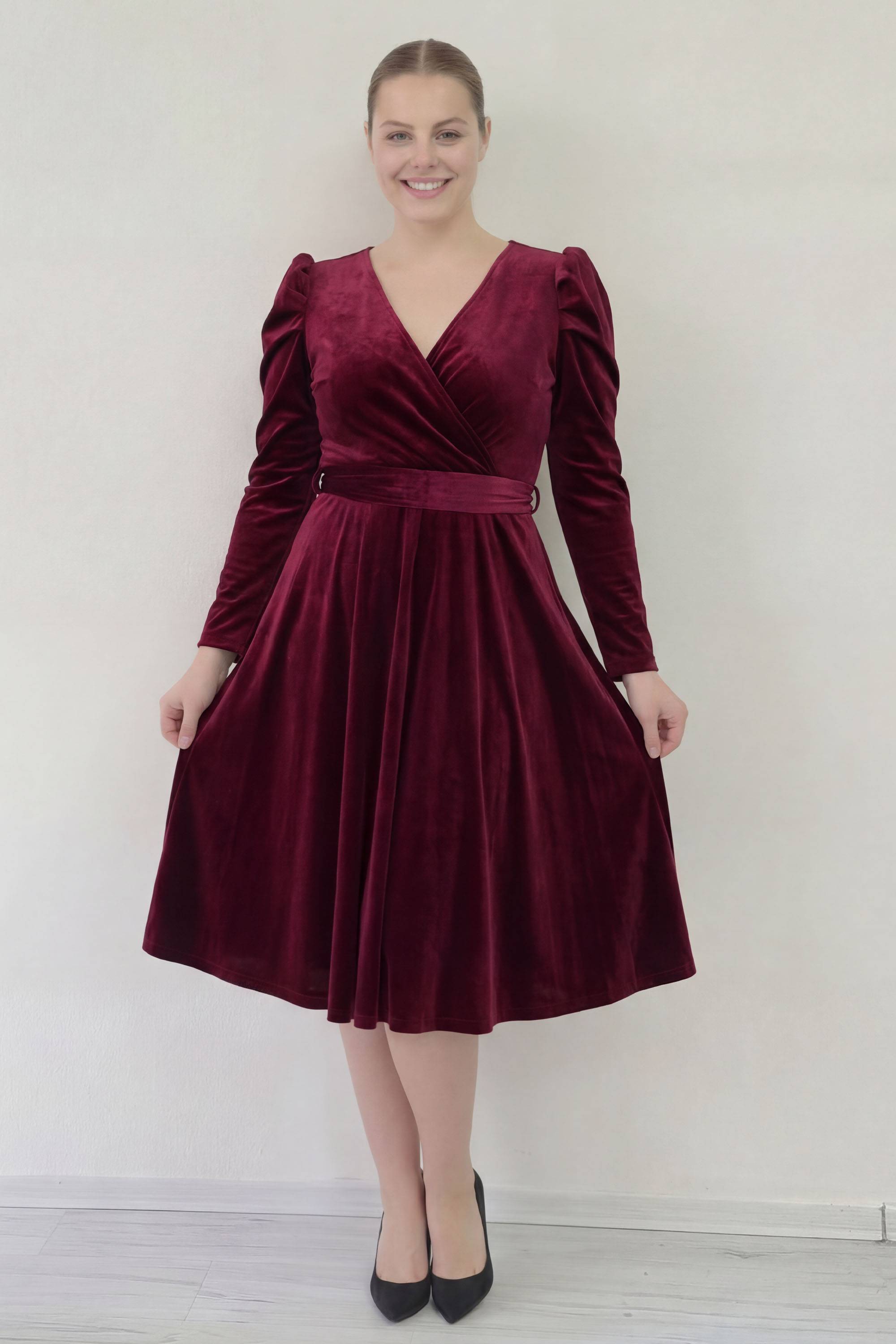 Bordo midi boy kadife elbise ön duruş eller yanda