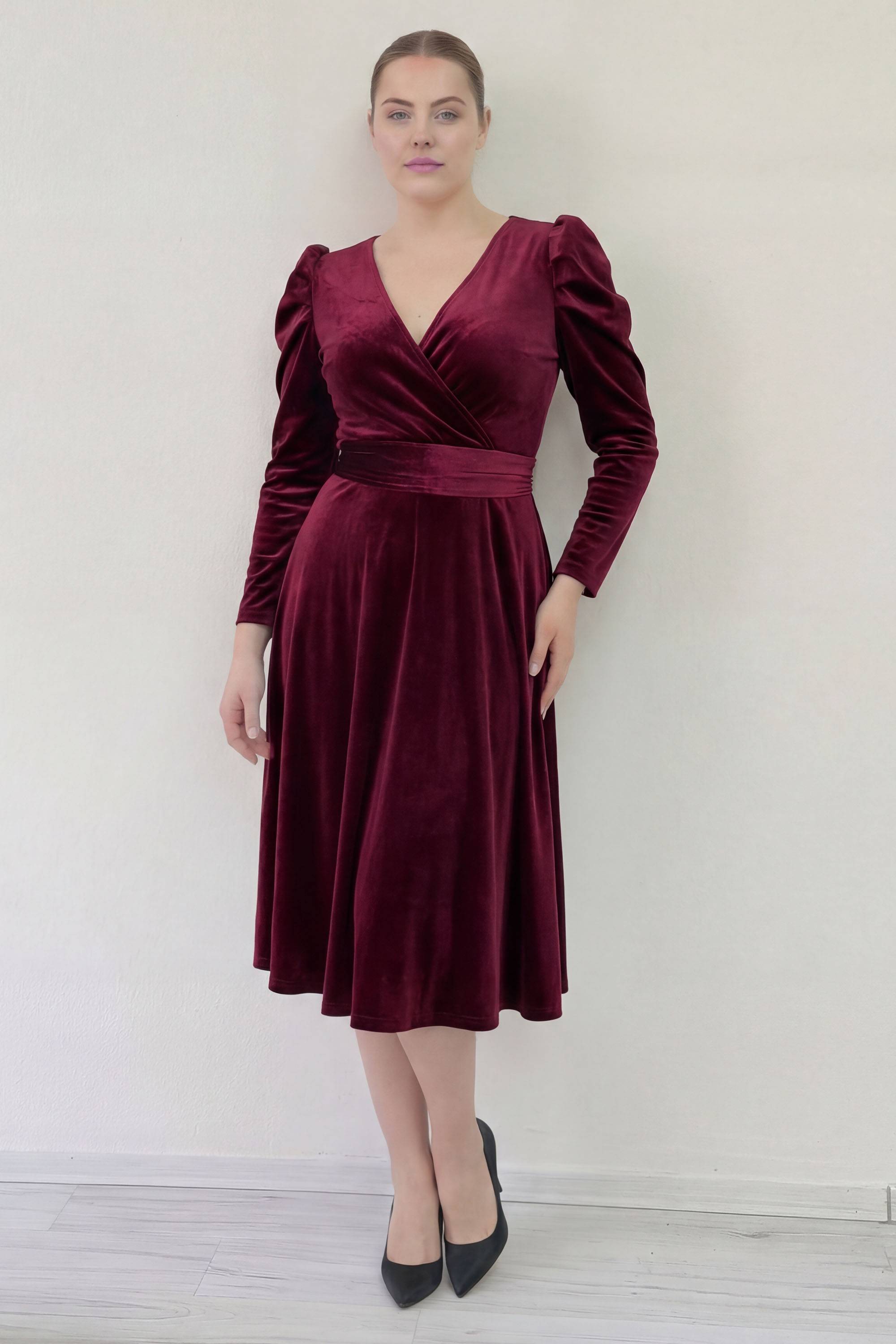 Kruvaze yakalı uzun karpuz kollu kuaş detaylı kadife kumaş kadın bordo elbise büyük beden 