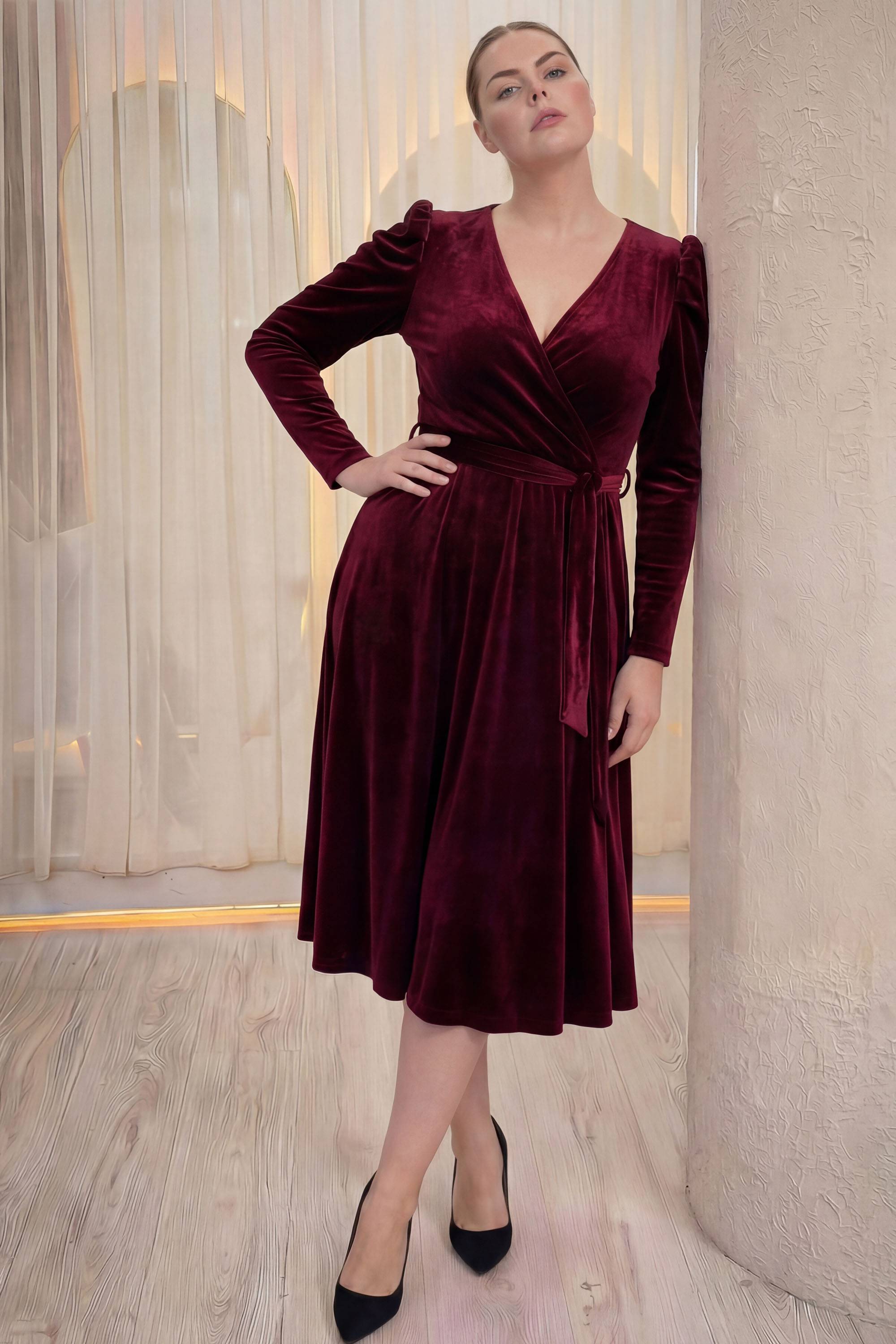 Eli belinde kruvaze yaka uzun kollu midi bordo kadın elbise günlük