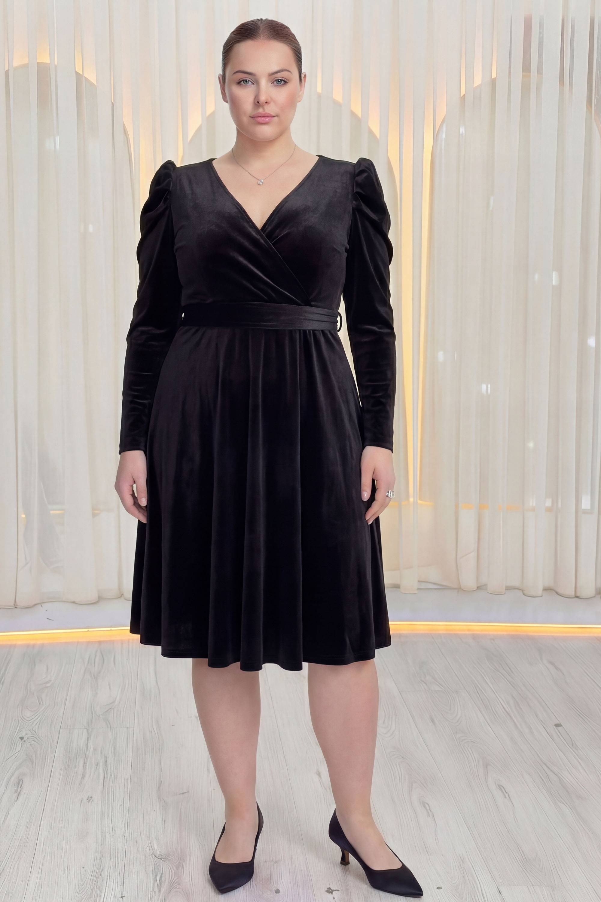Beli kuşaklı siyah midi kadife kumaş v yaka davet elbise
