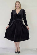 V yaka kadın eli eteğinde midi boy siyah günlük elbise 