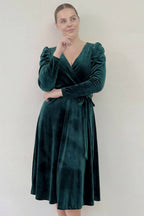 Yeşil kadife kuşaklı midi boy kruvaze uzun kollu davet elbisesi büyük beden