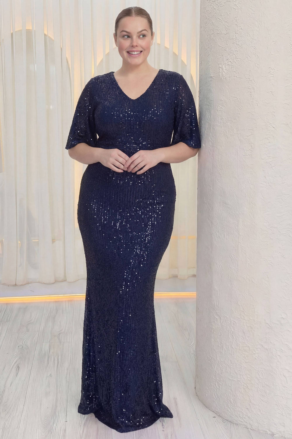 Uzun boy önde elleri birleşik v yakalı volan kollu lacivert büyük beden abiye payetli