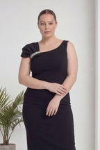 Siyah büyük beden eller önden birleşik sıkı topuz taş detaylı elbise 