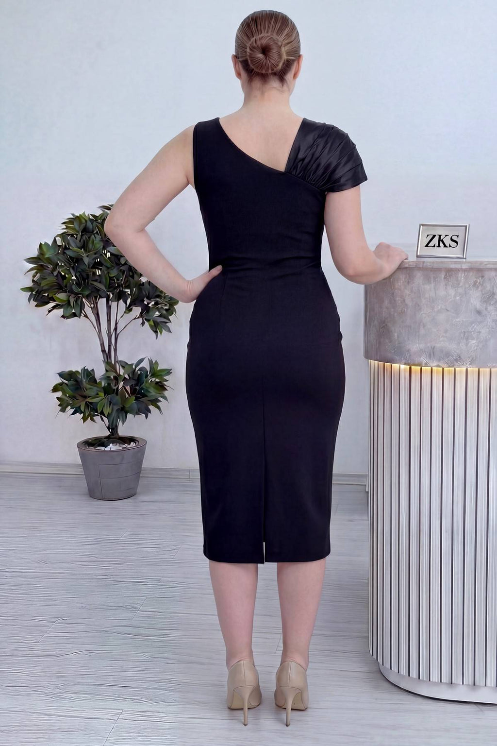 Asimetik kolsuz büyük beden siyah elbise arka 