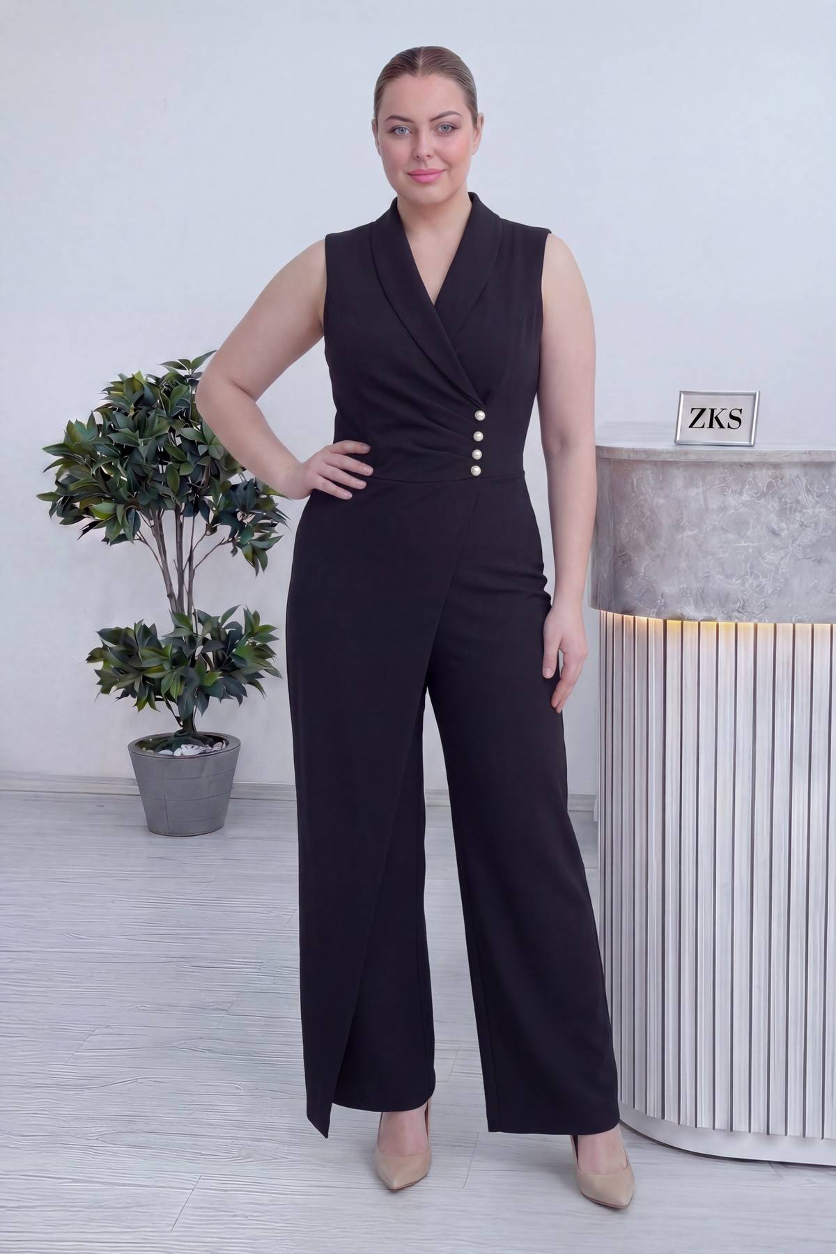 Kruvaze yaka, büyük beden davet için kolsuz, drapeli, inci düğmeli tulum