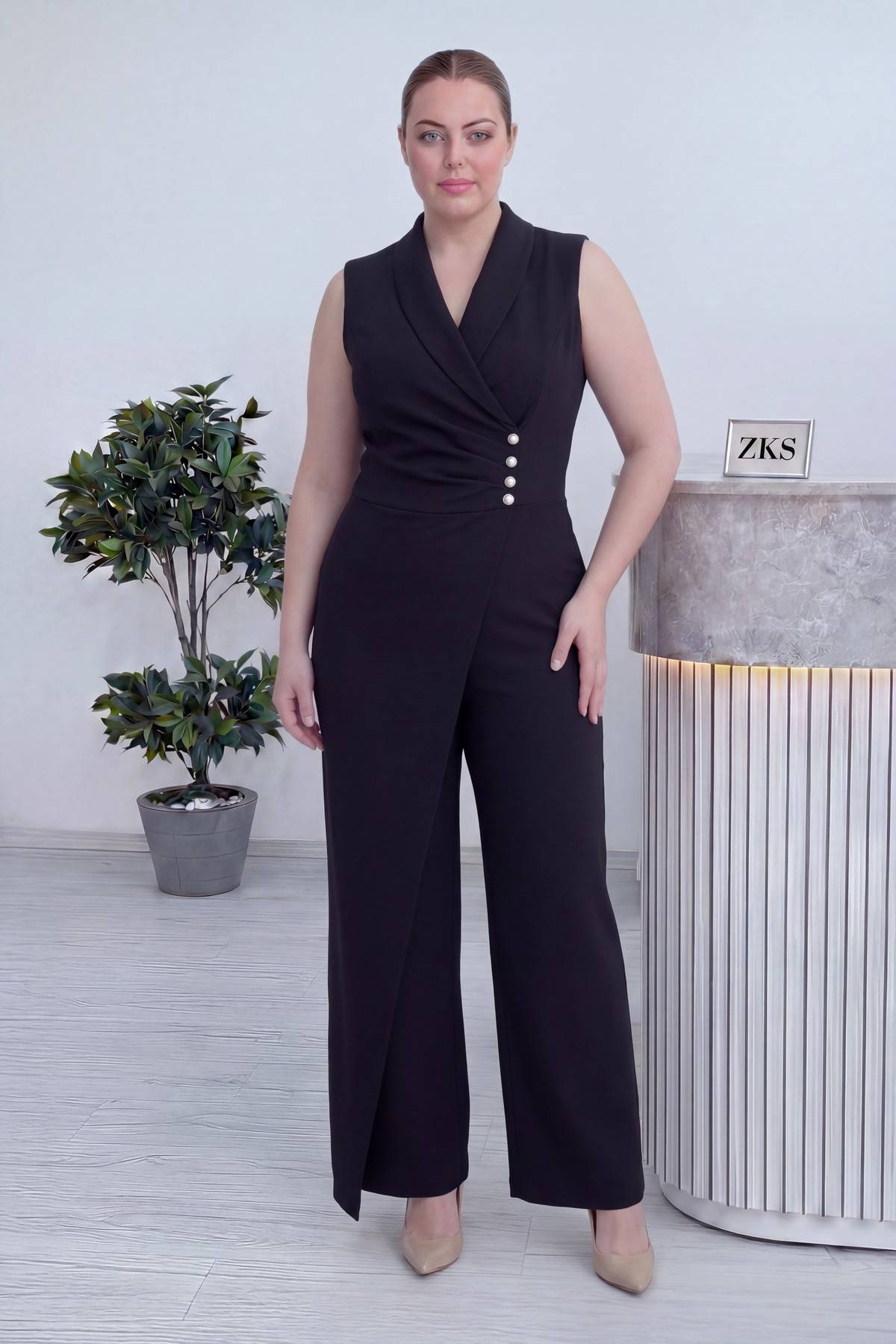 Siyah kolsuz, kruvaze kesim, büyük beden drape detaylı tulum uzun