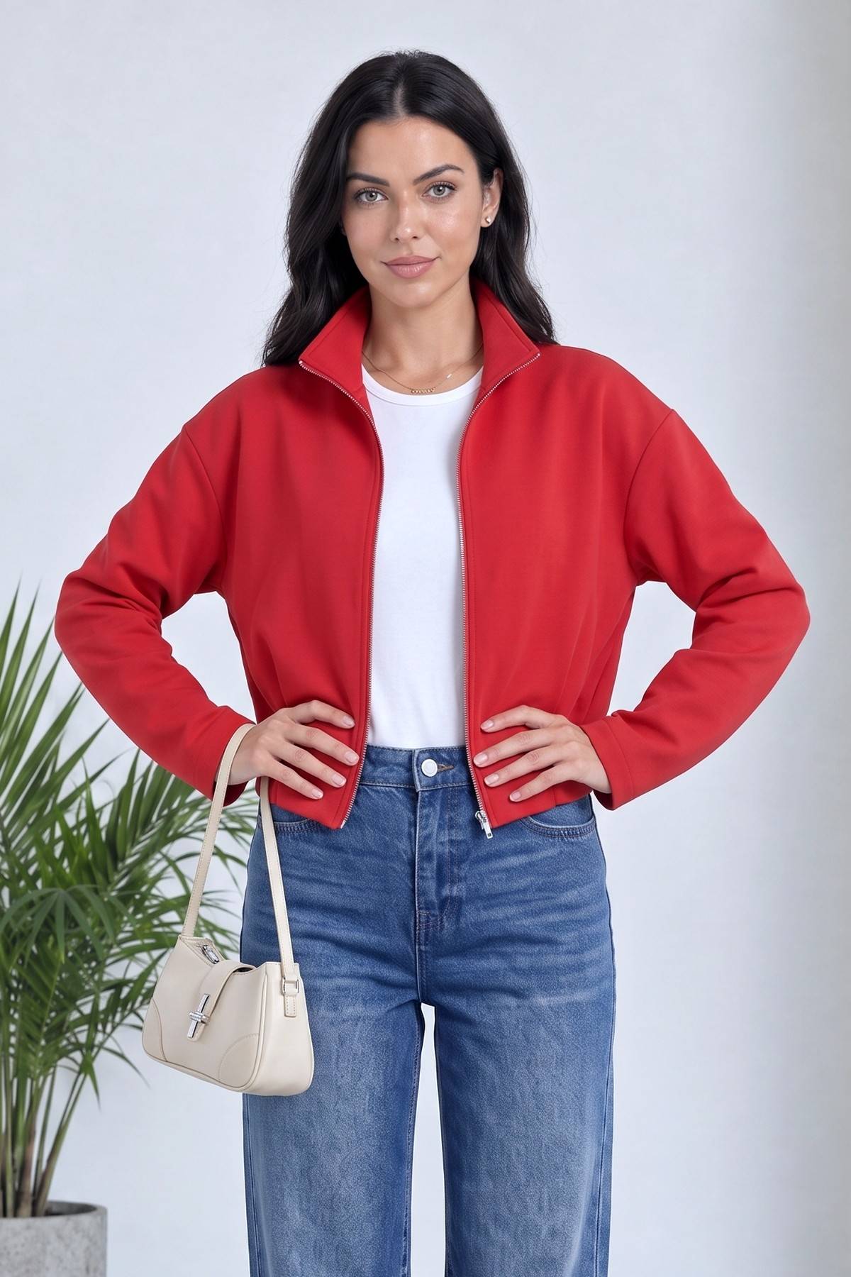 Kadın kırmızı fermuarlı modern ceket modeli beyaz body ile kombinlenmiş