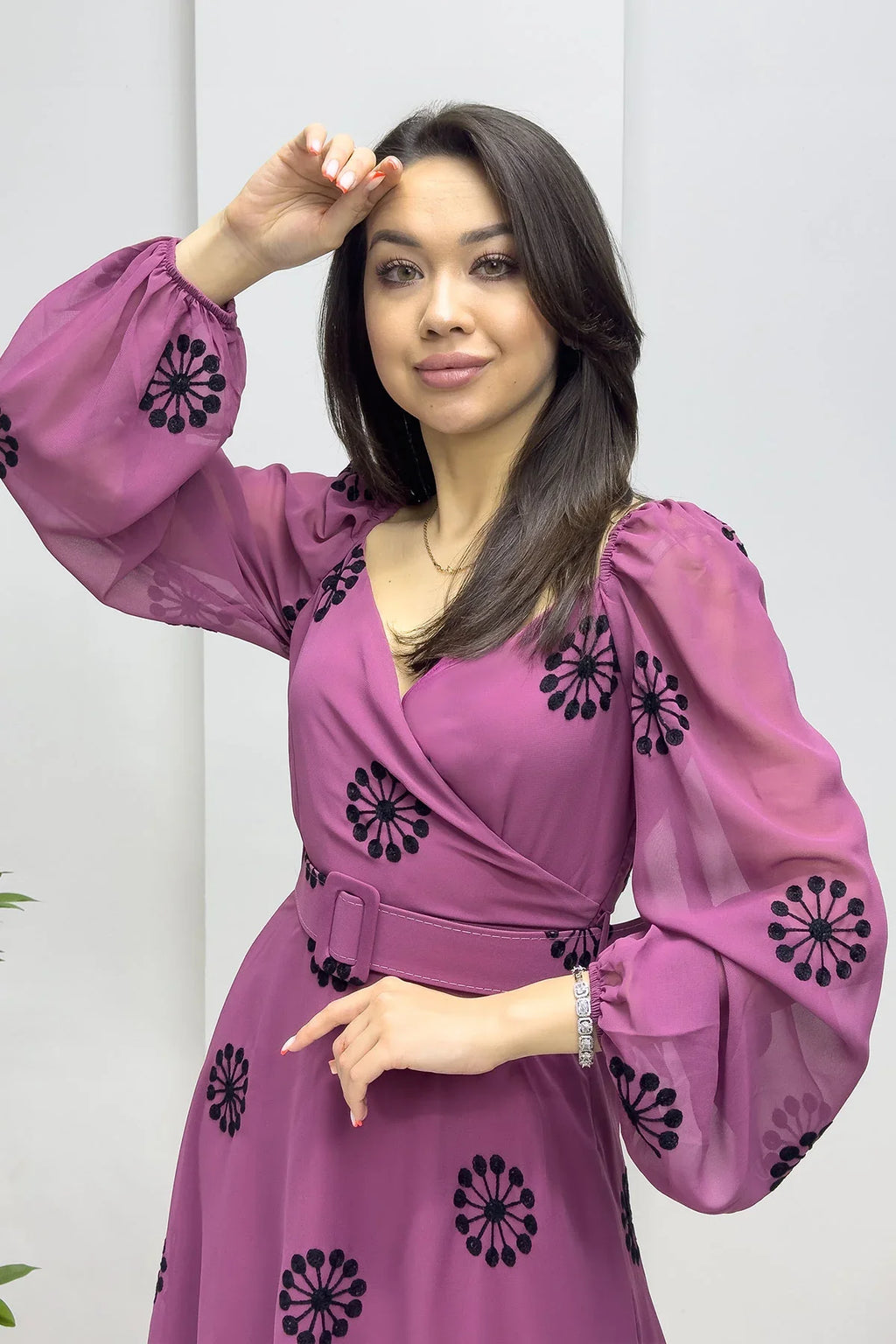 Mor Çiçek Desen Kruvaze Yaka Balon Kol Kemerli Şifon Elbise