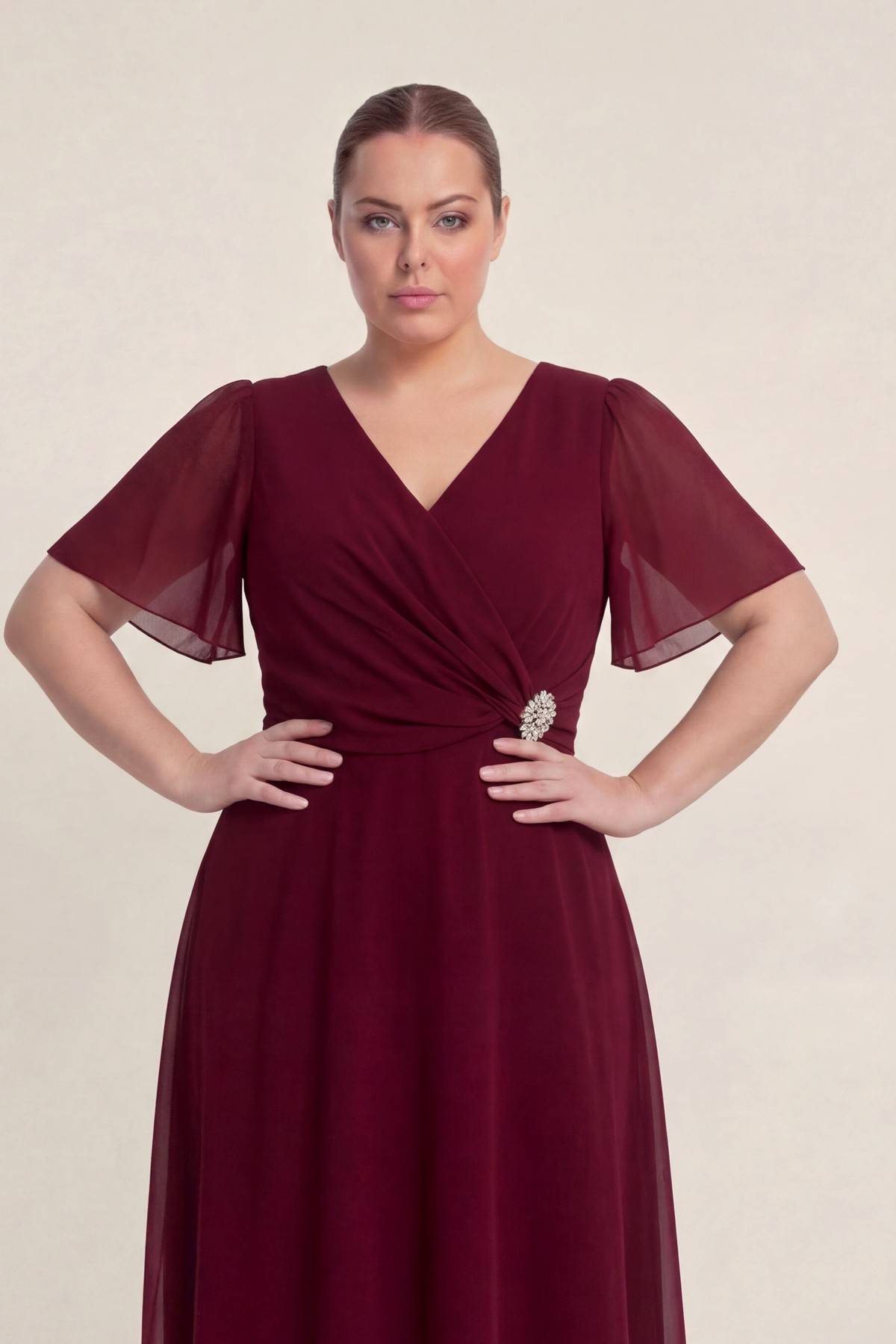 Büyük Beden Bordo Şifon Midi Abiye – Kruvaze Broş Detaylı