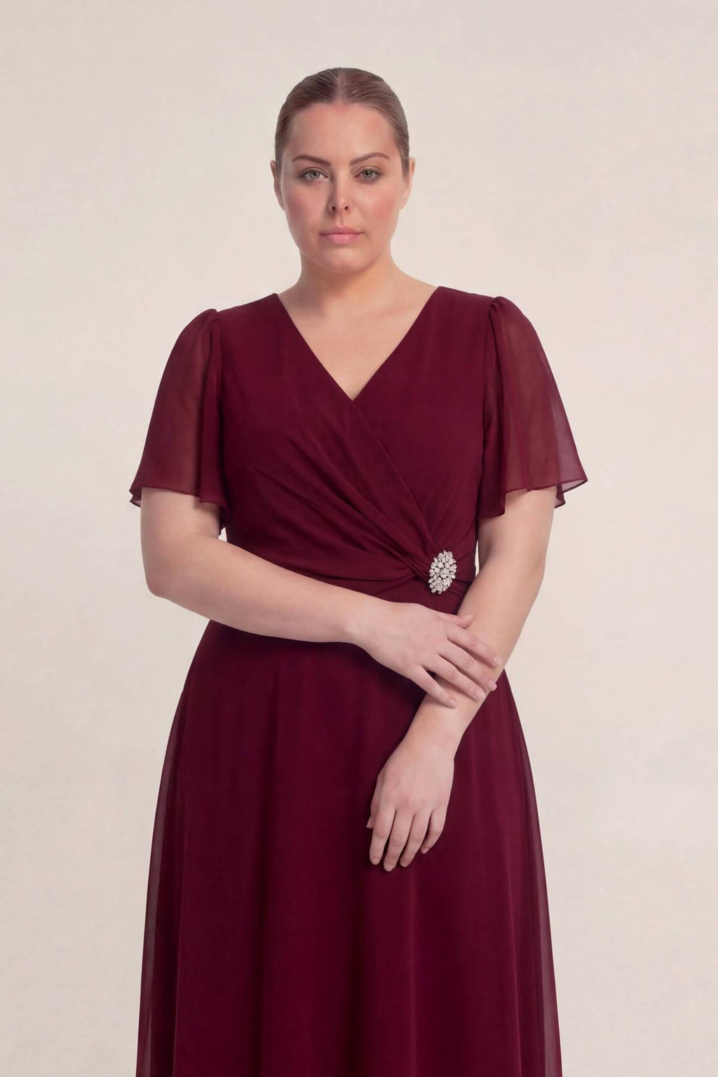 Büyük Beden Bordo Şifon Midi Abiye – Kruvaze Broş Detaylı