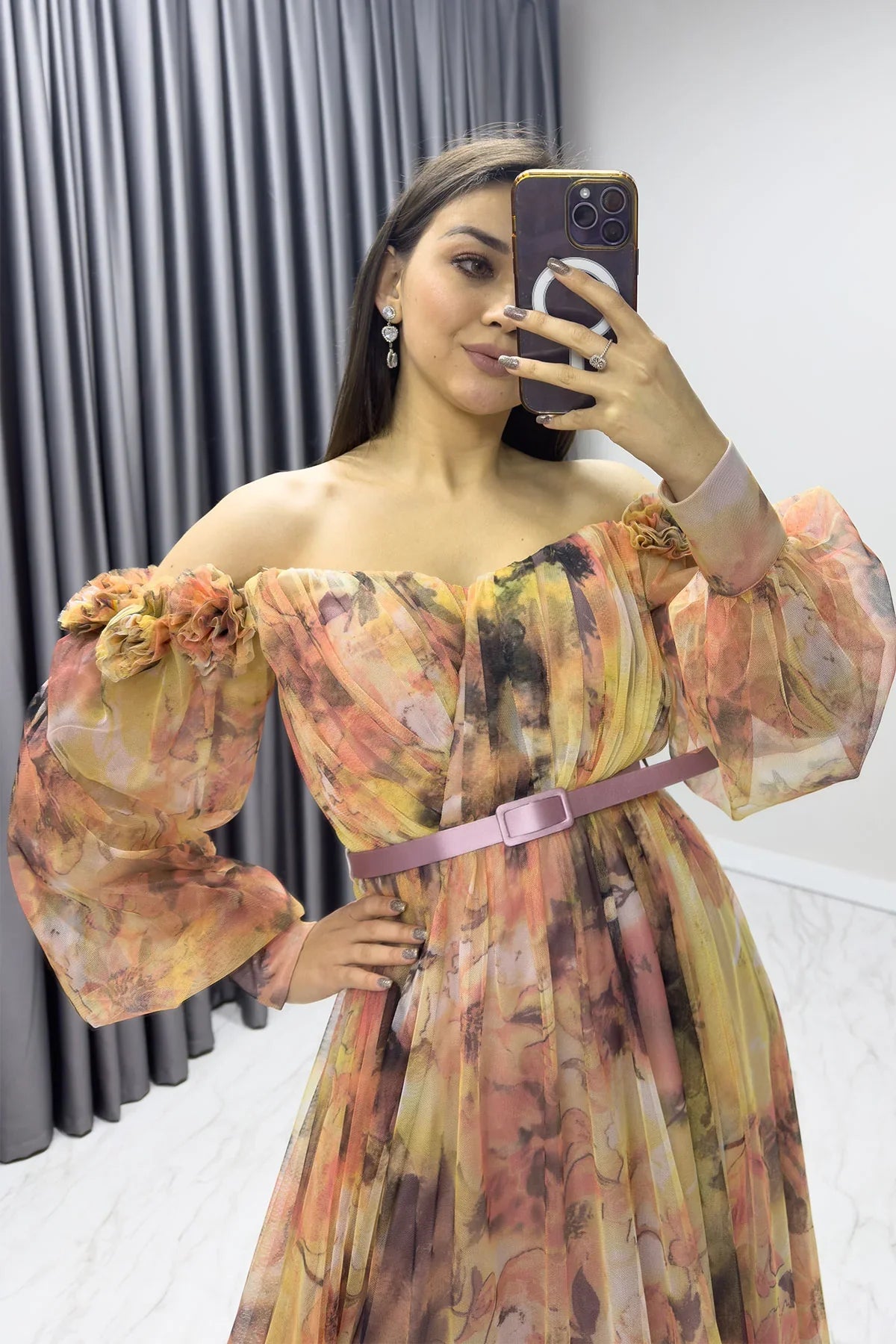 Düşük Omuz Kemerli Desenli Yırtmaçlı Abiye

