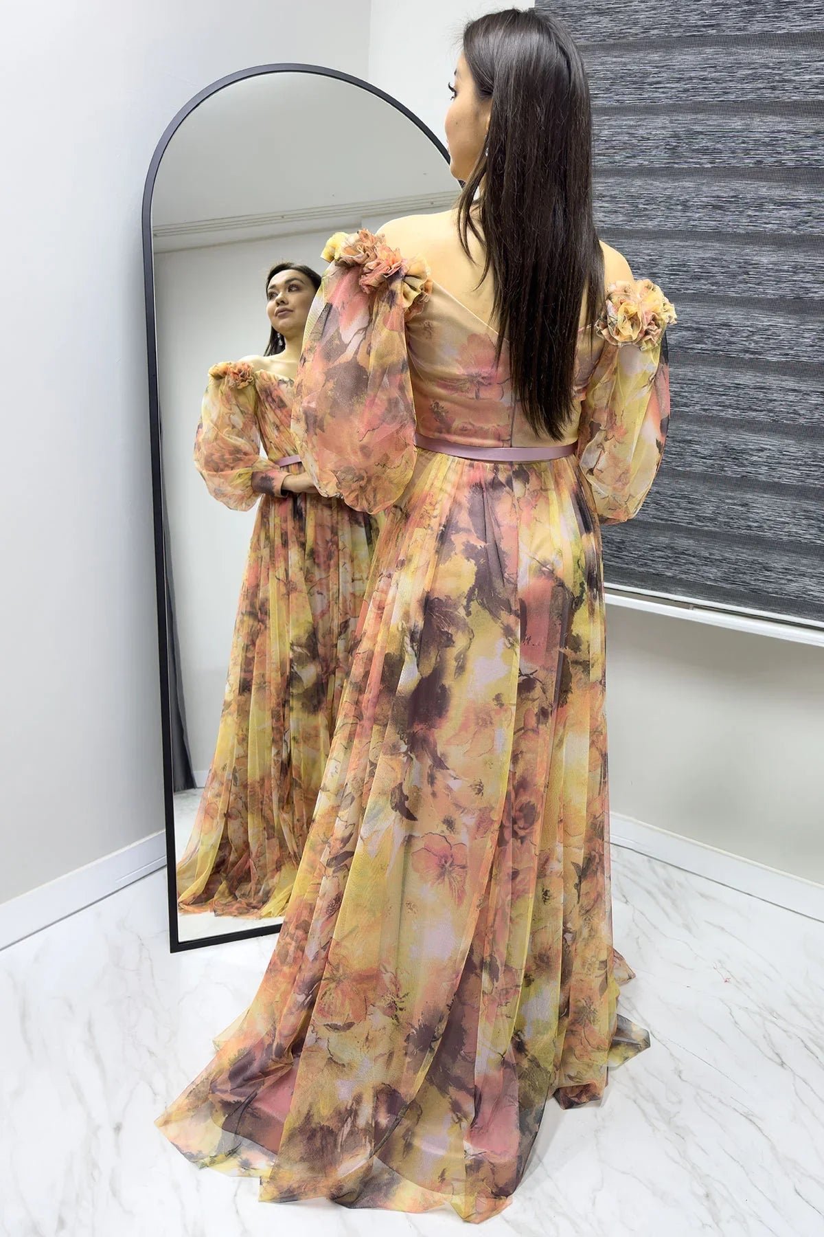 Düşük Omuz Kemerli Desenli Yırtmaçlı Abiye

