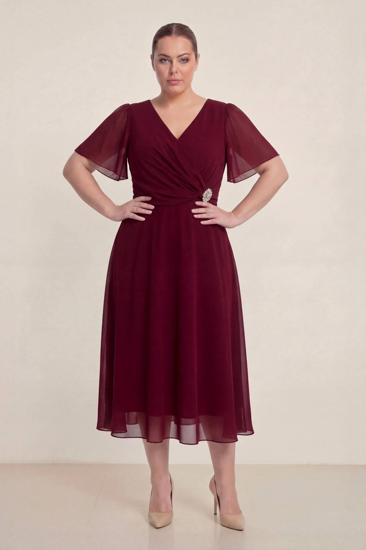 Büyük Beden Bordo Şifon Midi Abiye – Kruvaze Broş Detaylı