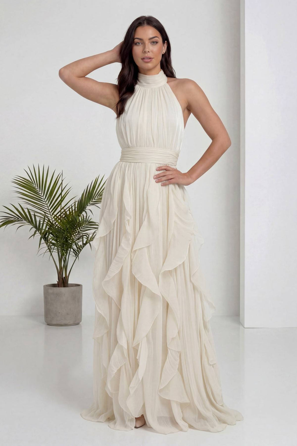 The ZKS ekru halter yaka fırfırlı uzun abiye elbise ön cepheden görünüm, bele oturan kemer detayı