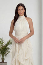 Ekru halter yaka abiye elbise, zarif boyunluk detayı ve ince altın rengi kolye ile