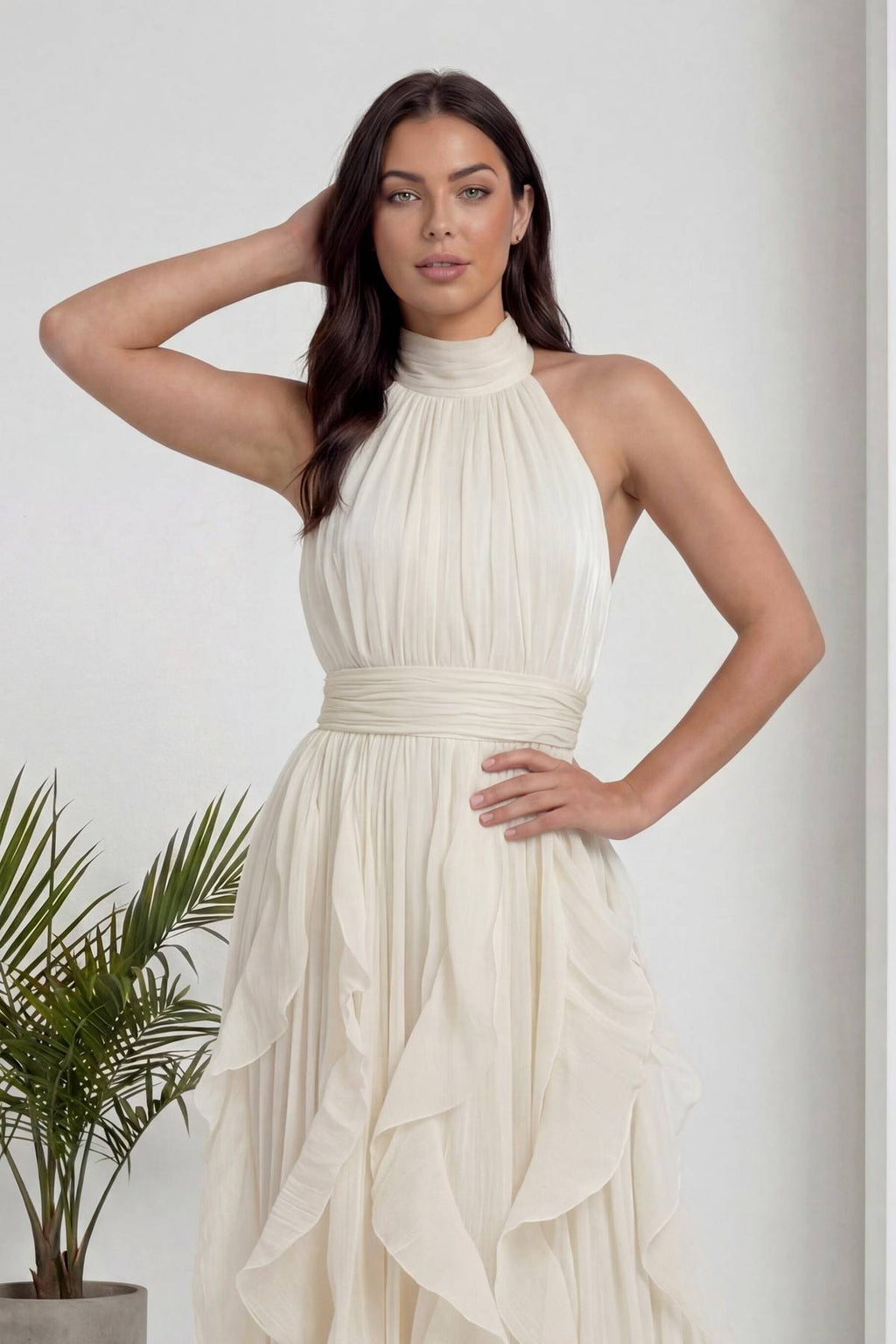Ekru halter yaka abiye elbise, yüz detayları ve zarif boyunluk görünümü, sağ el belde