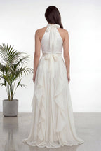 The ZKS ekru halter yaka fırfırlı uzun abiye elbise arka cepheden görünüm, boyun ve belde fiyonk bağlama detayı