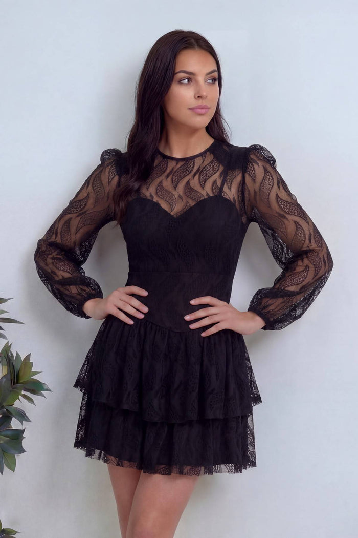 Desenli dantel kumaş uzun kolu siyah kadın mini eteği kat kat elbise, mezuniyet için