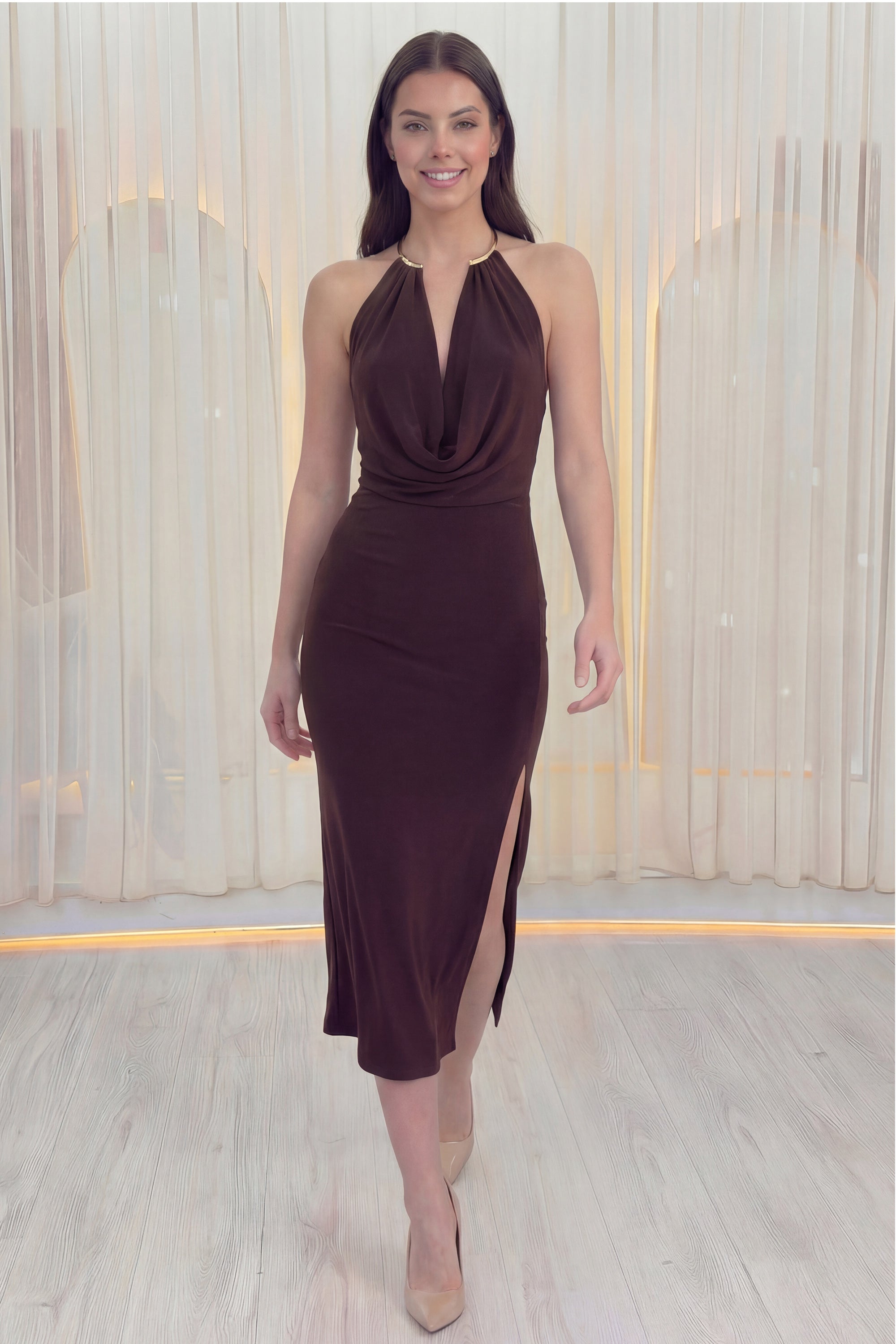 Kahverengi Gold Aksesuarlı Degaje Yaka Yırtmaçlı Midi Boy Elbise