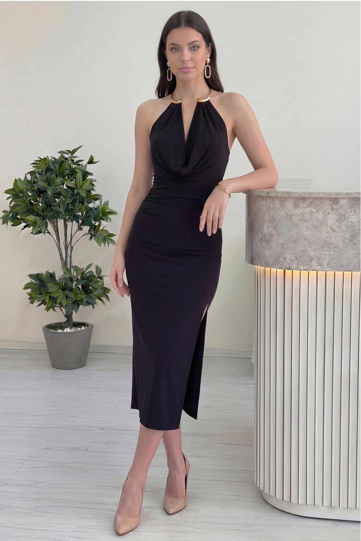 Degaje yakalı gold aksesuarlı yırtmaçlı siyah midi davet elbisesi kadın bodycon