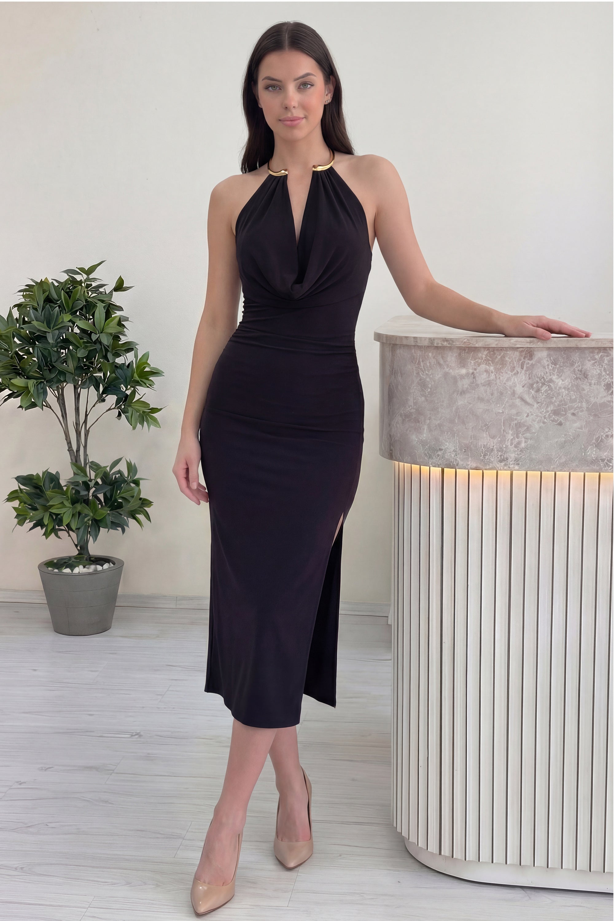 Gold yaka aksesuarlı degaje yaka yırtmaçlı siyah midi bodycon elbise 