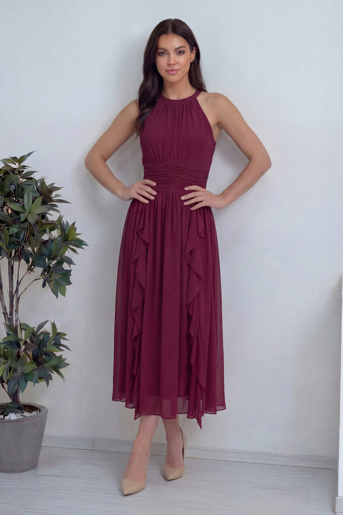 Eli belinde, eteği fırfırlı beli büzgü detaylı şifon kumaş kadın elbise