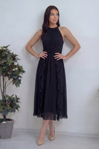 Fırfırlı midi şifon kumaş siyah kadın elbise eli belinde 