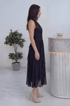 Siyah kadın halter yaka eteği fırfırlı midi boy elbise yan