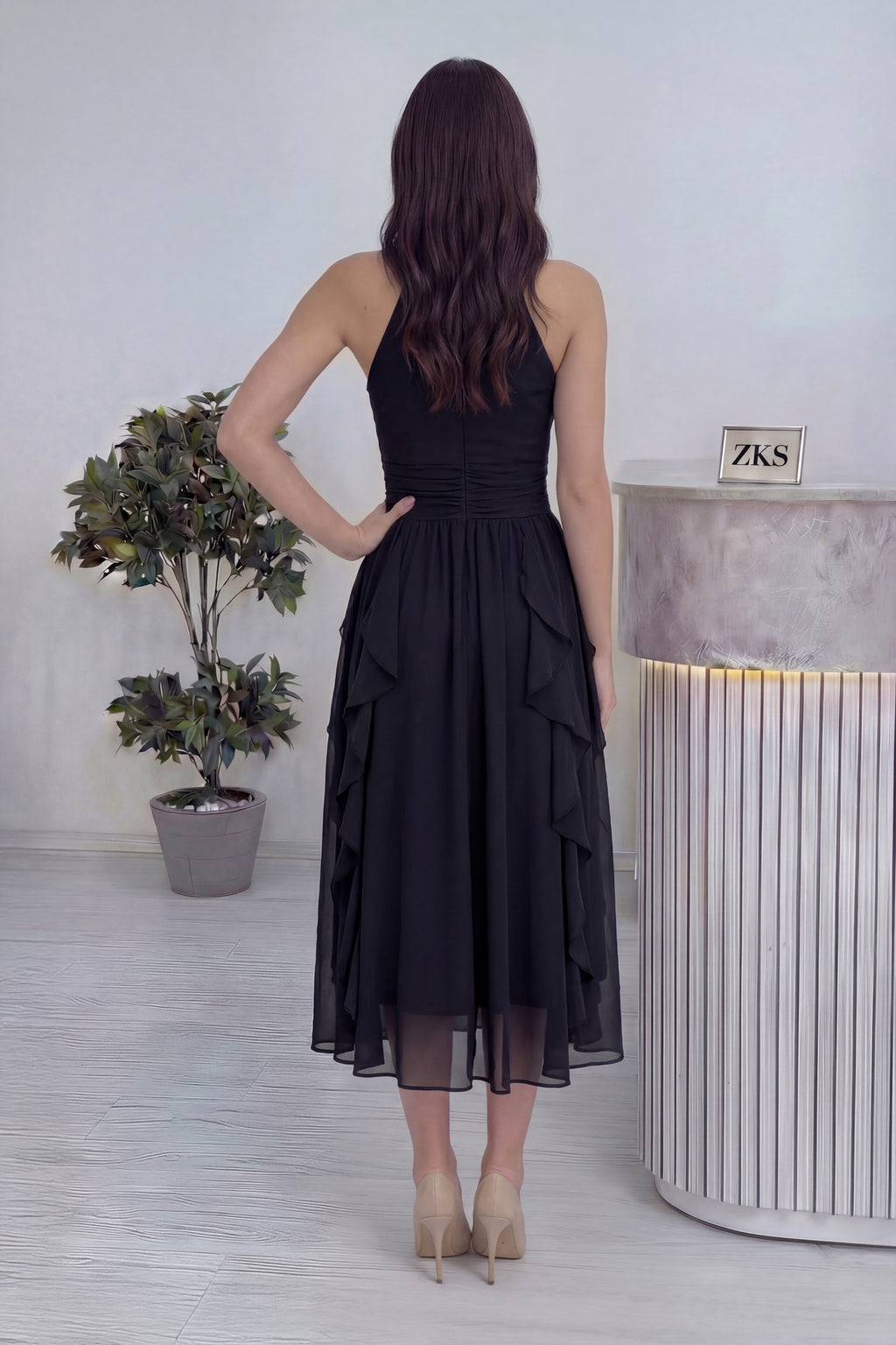 Eli belinde arka beli büzgülü arkadan fermuarlı fırfır detaylı siyah şifon elbise 