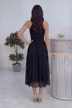 Eli belinde arka beli büzgülü arkadan fermuarlı fırfır detaylı siyah şifon elbise 