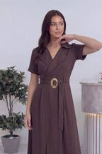Kruvaze yaka kuşak ve gold kemer tokalı kısa kol midi kahverengi elbise 