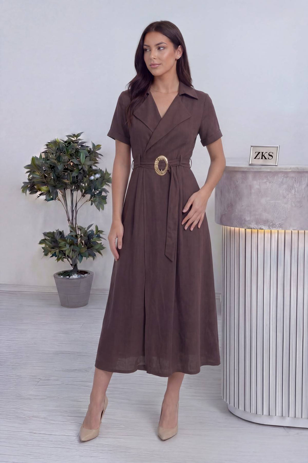 Günlük giyim için kahverengi kuşaklı midi kısa kol elbise