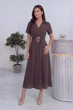 Günlük giyim için kahverengi kuşaklı midi kısa kol elbise