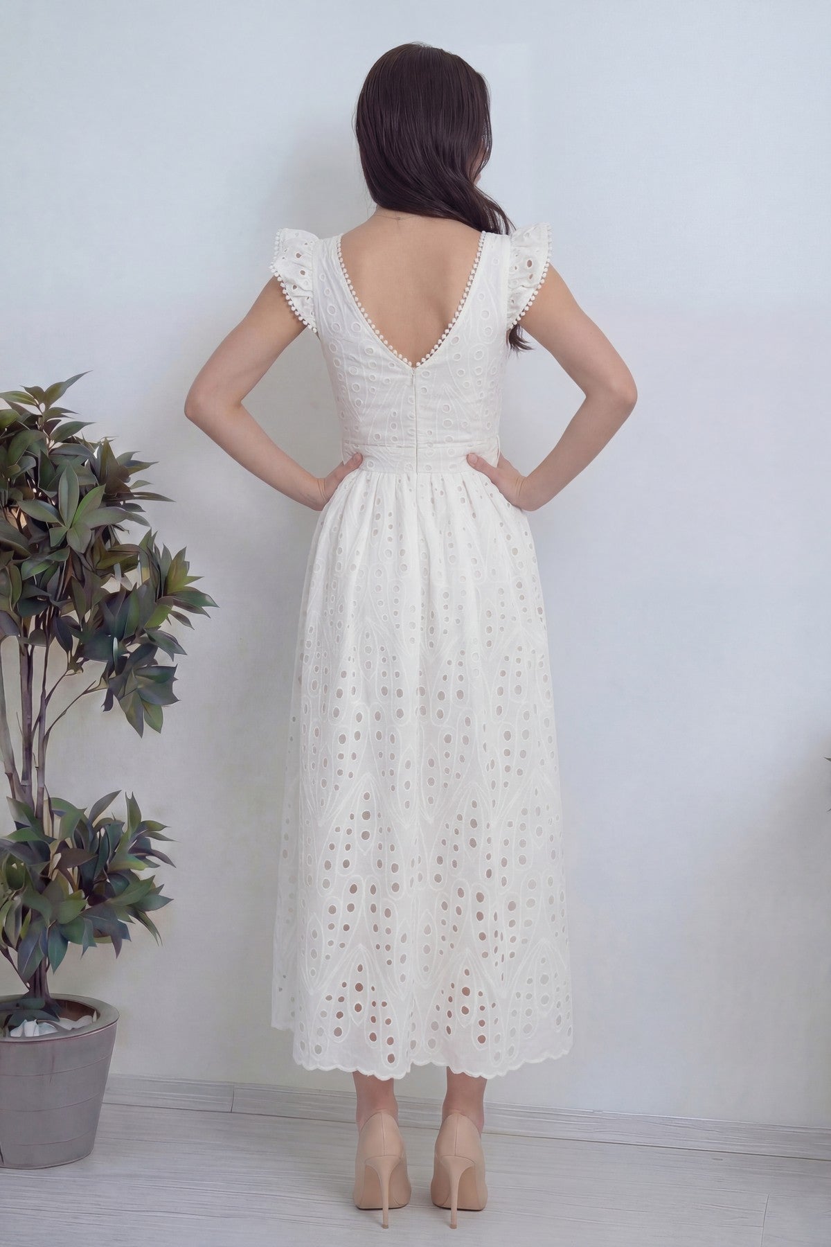 Arka ortadan fermuarlı volan detaylı midi boy sırtı v brode beyaz elbise