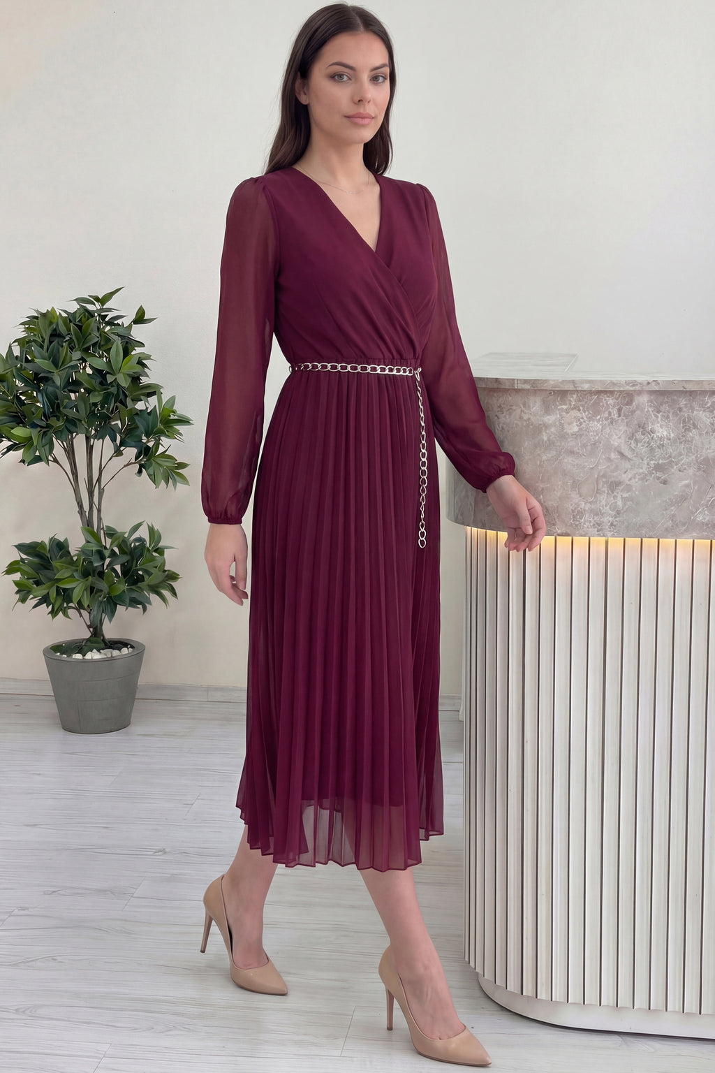 Bordo Kruvaze Yaka Piliseli Kemerli Midi Boy Elbise Yürürken 