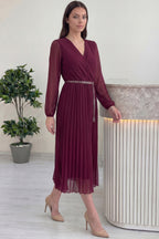 Bordo Kruvaze Yaka Piliseli Kemerli Midi Boy Elbise Yürürken 