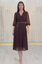 Kahverengi Kruvaze Yaka Piliseli Kemerli Midi Boy Elbise Adım Atarken 