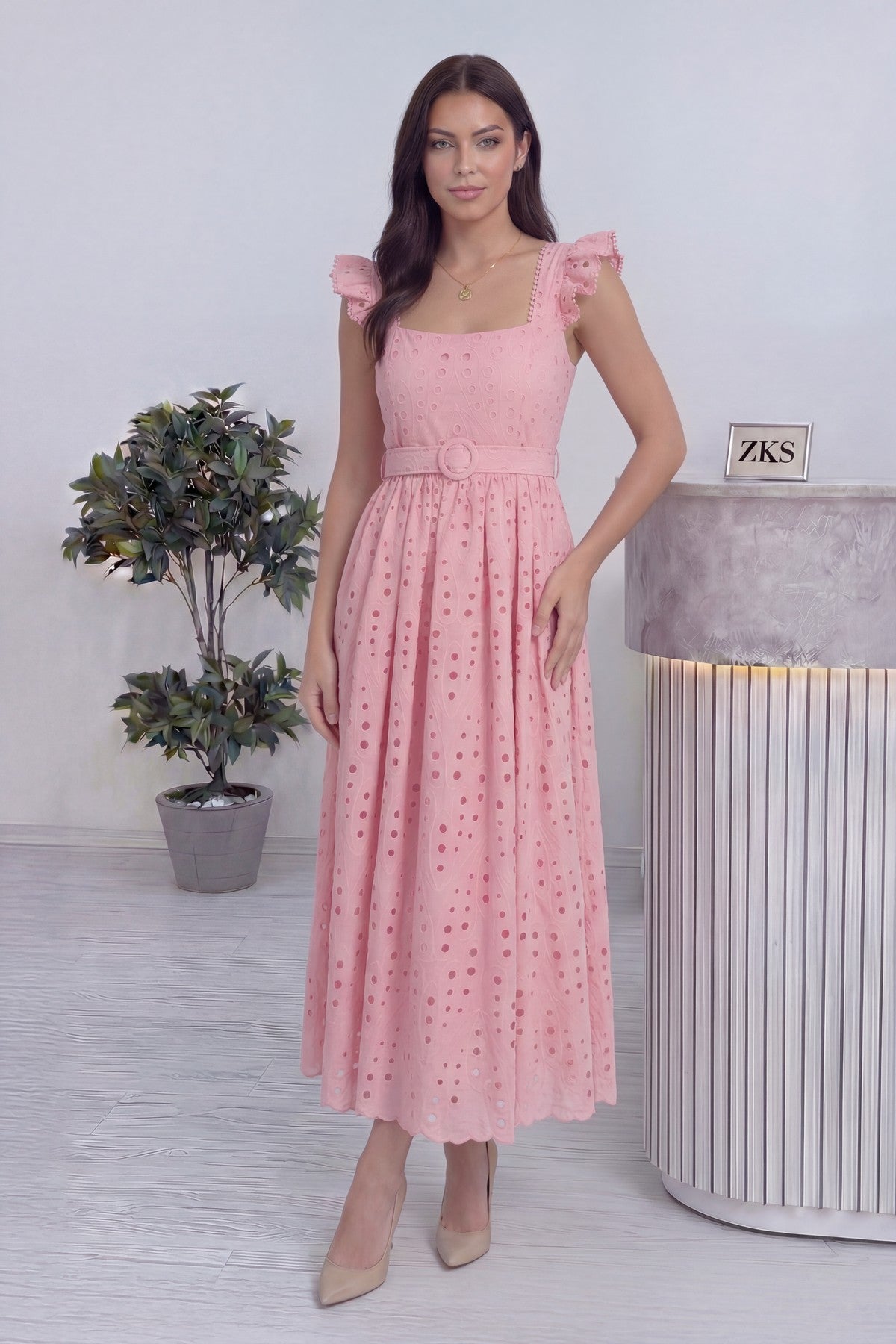 Boydan kare yaka kolsuz volan detaylı pembe brode elbise 