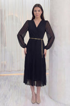 Siyah Kruvaze Yaka Piliseli Kemerli Midi Boy Elbise Kollar Yanda 