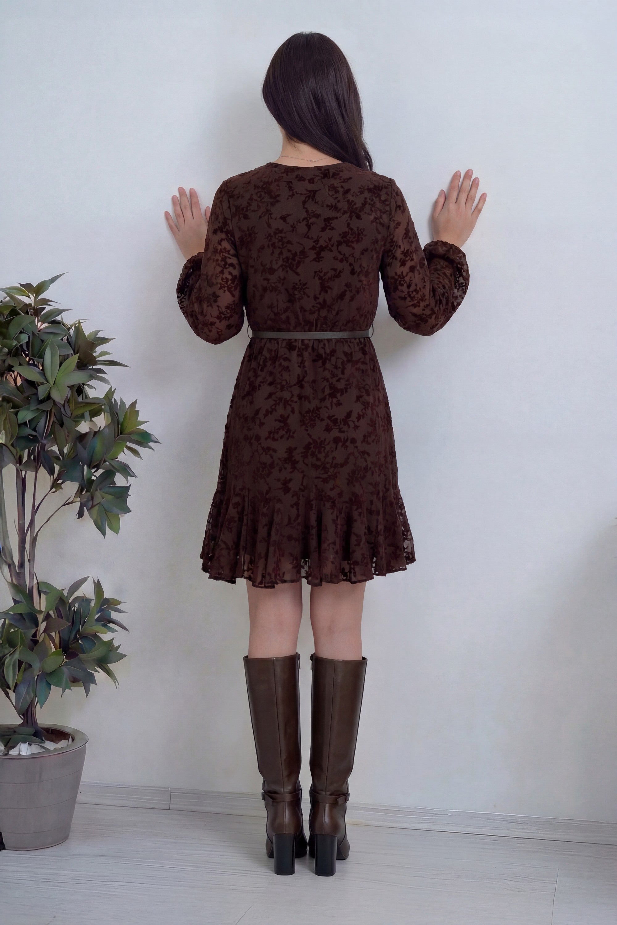 Kahverengi kemerli uzun kollu desenli elbise mini boy arka