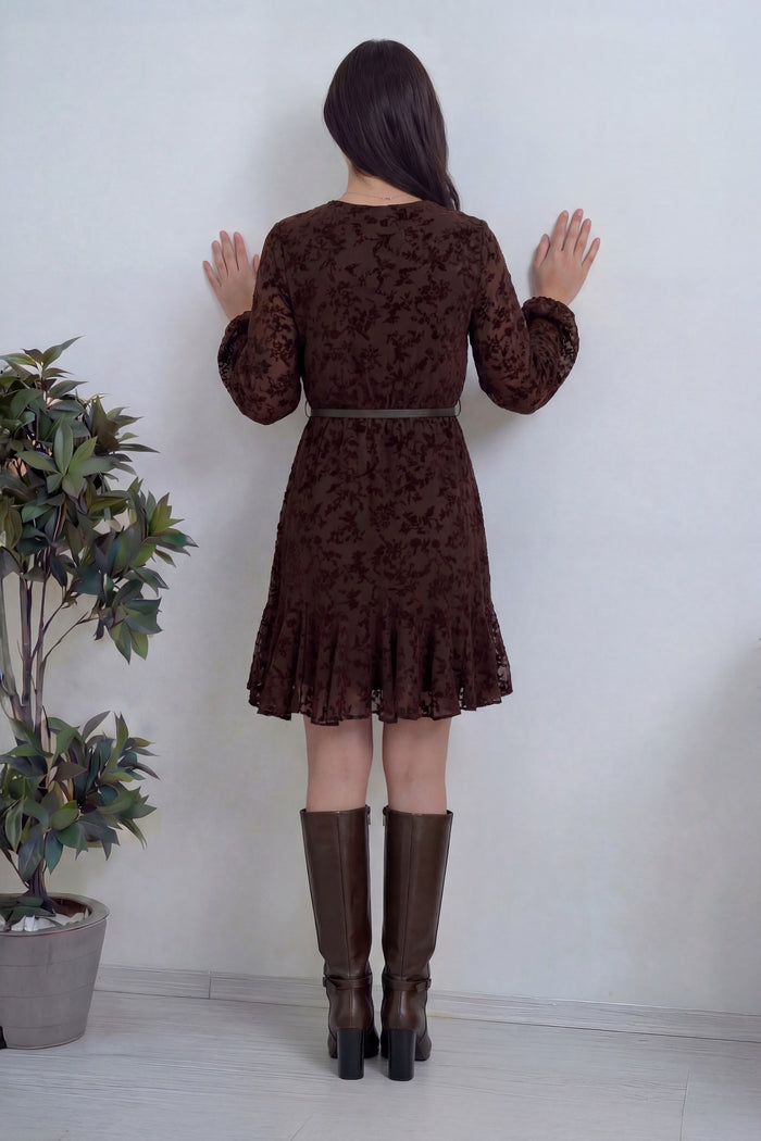 Kahverengi kemerli uzun kollu desenli elbise mini boy arka