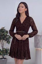 Kemeri zincir ve deri detaylı, kruvaze yakalı uzun kollu mini boy kadın kahverengi elbise