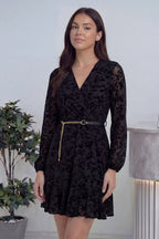 Siyah desenli kumaş kruvaze mini boy elbise yakın detay