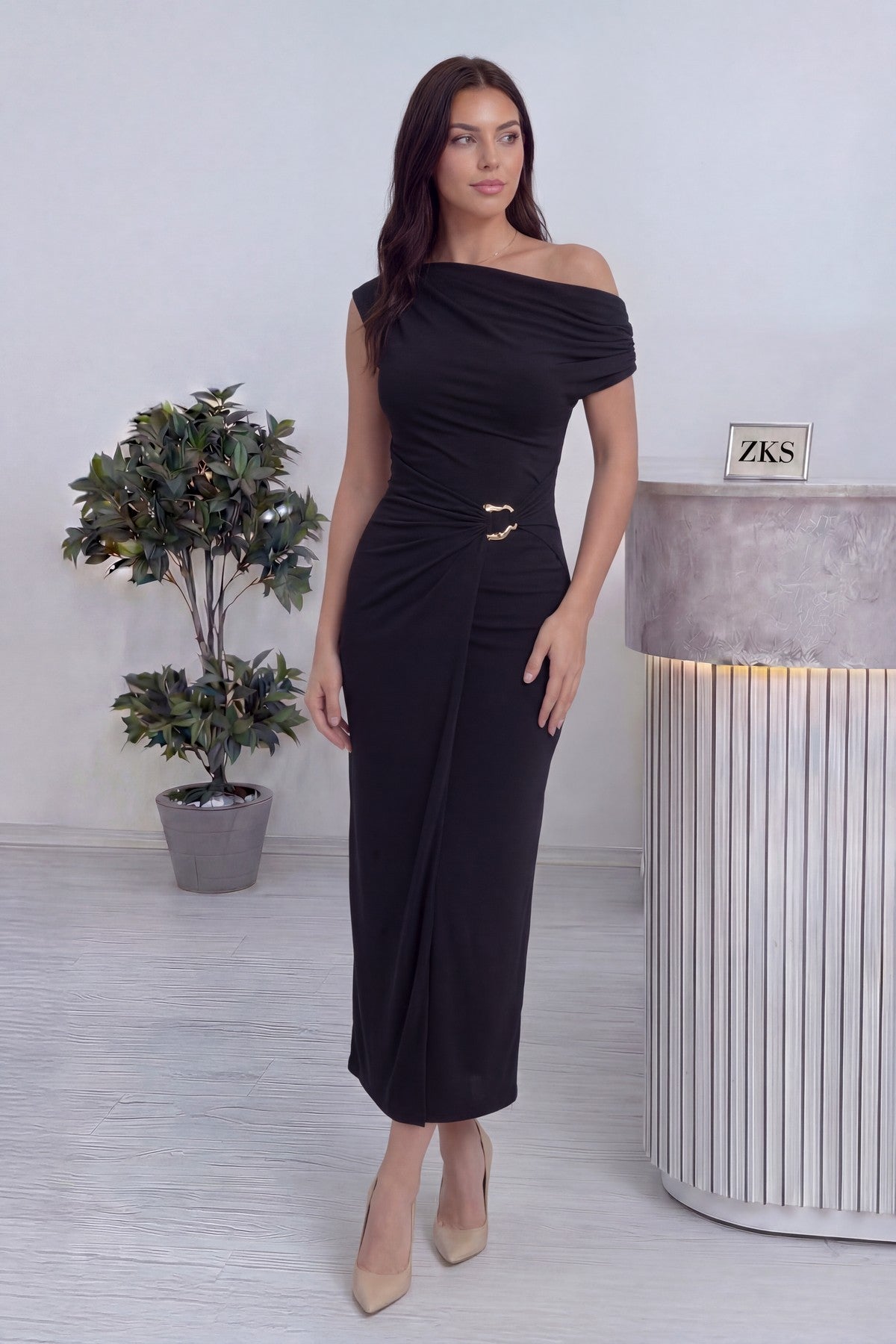 Kadın Siyah Düşük Omuz Bel Aksesuarlı Midi Boy Elbise