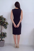 Arkadan, siyah kolsuz kısa boy elbise, arka ortadan fermuarlı