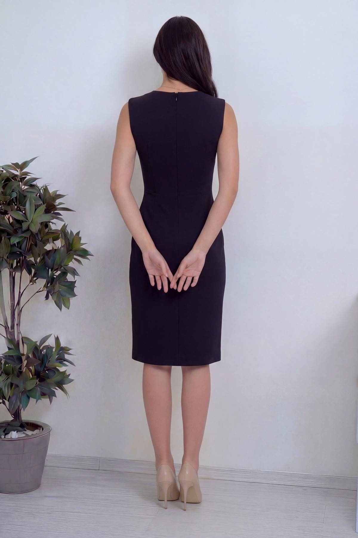 Arkadan, siyah kolsuz kısa boy elbise, arka ortadan fermuarlı